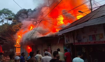 নরসিংদীর মাধবদী বাজারে আগুন, পুড়লো অর্ধশত দোকান