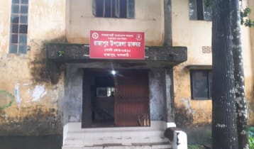 ঝুঁকিপূর্ণ ভবনে চলছে রাজপুর প্রধান ডাকঘরের কার্যক্রম