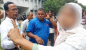 আদালত চত্বরে কাজিকে লাথি মারলেন নারী