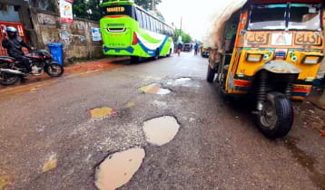 খুলনা-বরিশাল মহাসড়কে খানাখন্দ, দুর্ঘটনার ঝুঁকি 