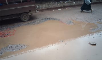 সড়কে গর্ত, চলাচলে দুর্ভোগ