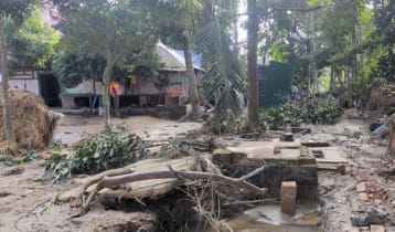 ফেনীতে নামছে বন্যার পানি, ভেসে উঠছে ক্ষতচিহ্ন