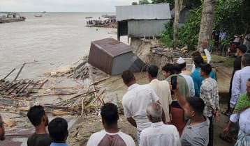 পদ্মা সেতুর তীর রক্ষা বাঁধে ভাঙন 