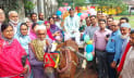 ঘোড়ার গাড়িতে চড়িয়ে শিক্ষক ও অফিস সহায়ককে বিদায়