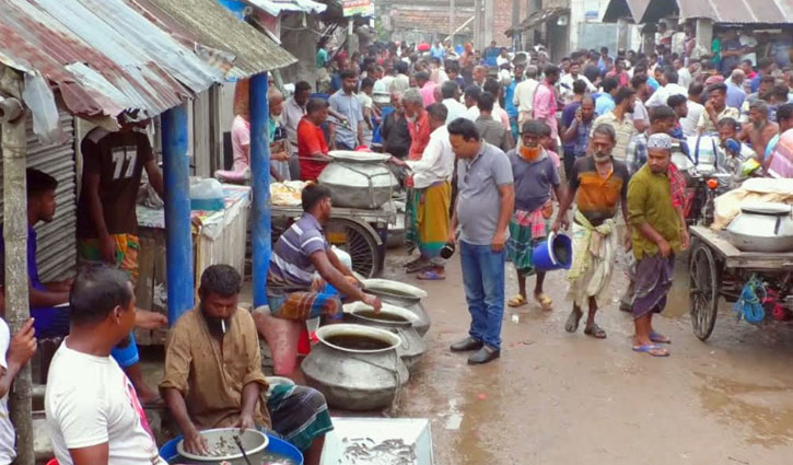 তালার চাঁদকাটি আড়তে দিনে ৪০ লাখ টাকার রেনু-পোনা বিক্রি