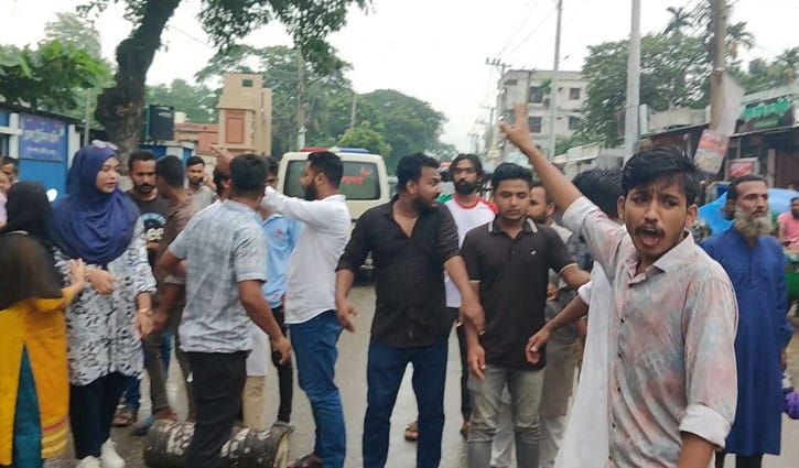 শেরপুরে রাস্তায় গাছের গুঁড়ি ফেলে এনসিপির বিক্ষোভ