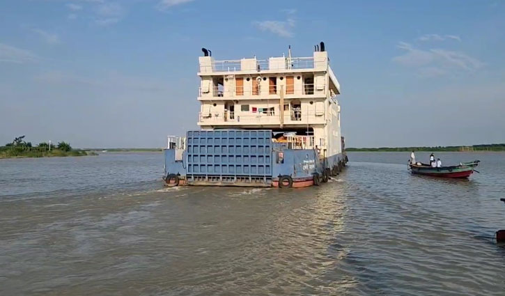 শরীয়তপুর-চাঁদপুর রুটে ১৪ ঘণ্টা পর ফেরি চলাচল স্বাভাবিক 