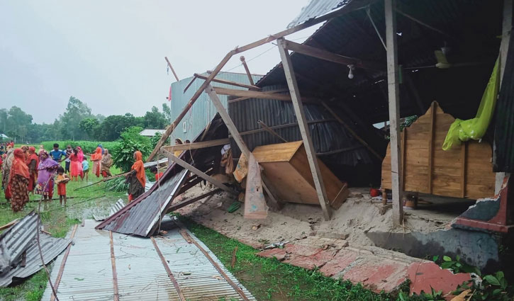 দুই মিনিটের ঝড়ে সিরাজগঞ্জে লণ্ডভণ্ড ৪টি গ্রাম