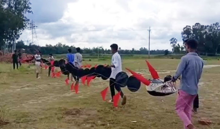 আকাশে উড়ছে ৭০ হাত লম্বা ‘সাপ ঘুড়ি’