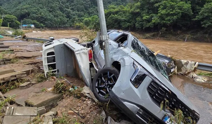 দক্ষিণ কোরিয়ায় বন্যা-ভূমিধসে ১৪ জনের প্রাণহানি