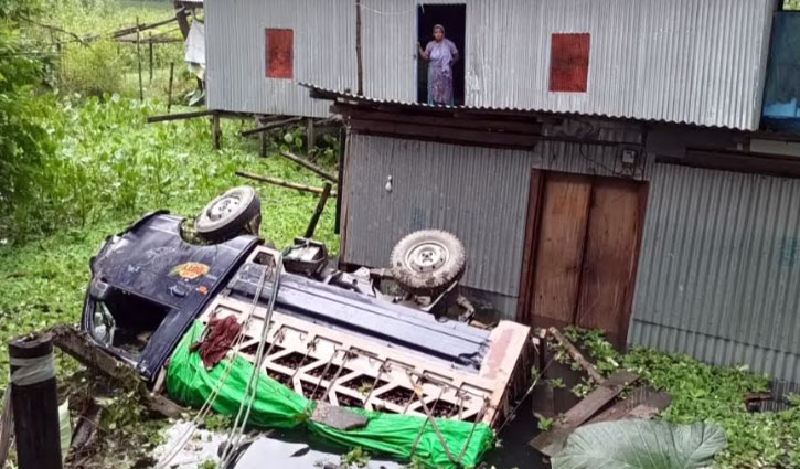 মাদারীপুরে ডিমভর্তি পিকআপ খাদে, ব্যবসায়ীর মৃত্যু
