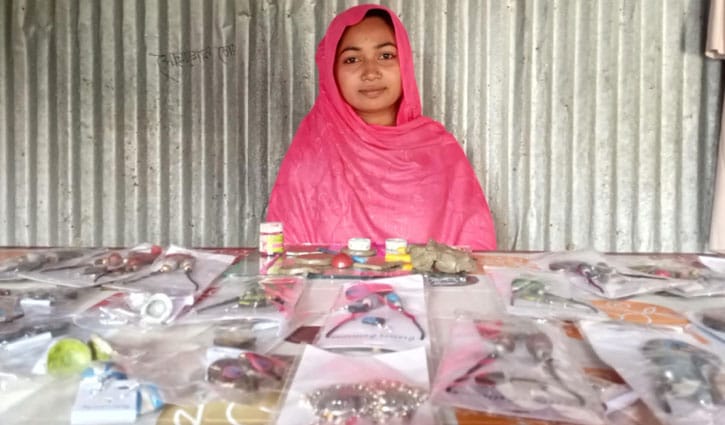 বাহারি নকশার মাটির গহনা তৈরি করেন আঁখি 