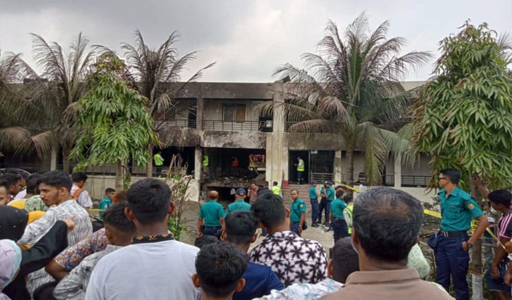 মাইলস্টোন স্কুল পরিদর্শনে গিয়ে শিক্ষার্থীদের তোপের মুখে আইন ও শিক্ষা উপদেষ্টা