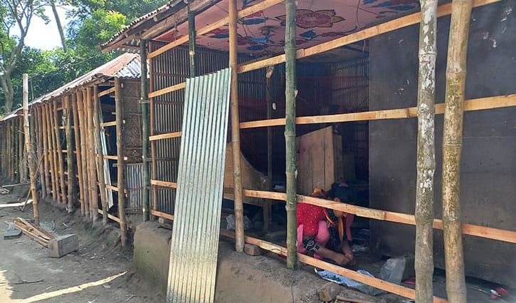 গংগাচড়ায় হিন্দুদের ঘরবাড়ি মেরামতের উদ্যোগ, আতঙ্ক কাটেনি এখনও