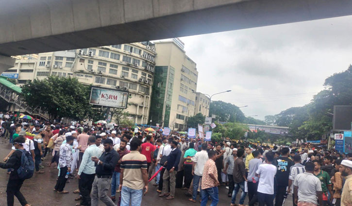 জুলাই সনদের দাবিতে শাহবাগ অবরোধ, যান চলাচল বন্ধ 