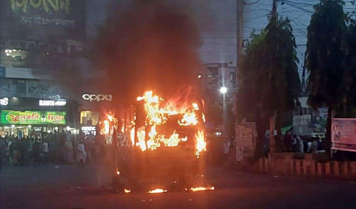 চট্টগ্রামে নিউ মার্কেট মোড়ে বাসে আগুন