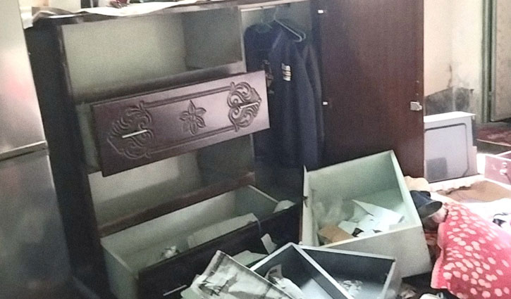 গাইবান্ধায় বাড়িতে ঢুকে সবাইকে অস্ত্রের মুখে জিম্মি করে ডাকাতি