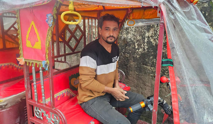 যাত্রীর ফেলে যাওয়া ১৫ লাখ টাকা ফিরিয়ে দিয়ে প্রশংসায় ভাসছেন অনিক