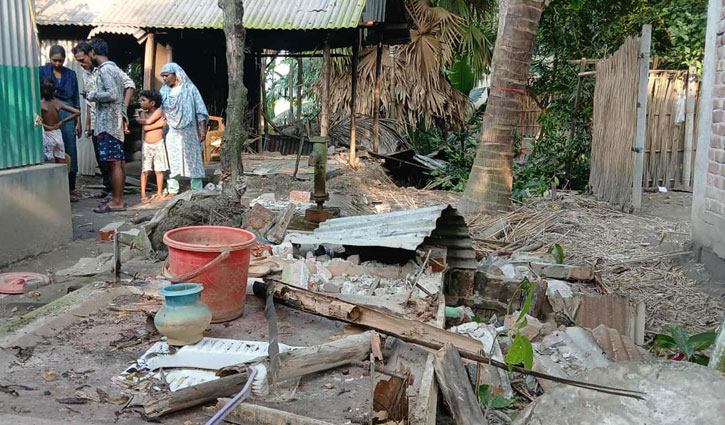 জমি দখলের চেষ্টায় ব্যর্থ হয়ে বাড়িঘর ভাঙচুরের অভিযোগ