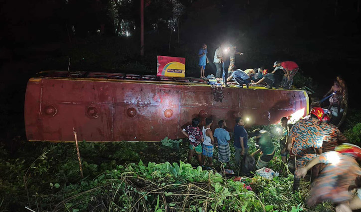 গোপালগঞ্জে বাস পুকুরে পড়ে নিহত ১, আহত ১৫