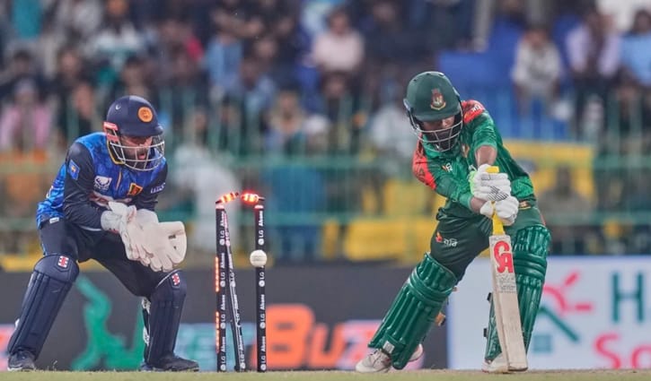 চরম ব্যাটিং ধসে বিব্রতকর পরাজয়