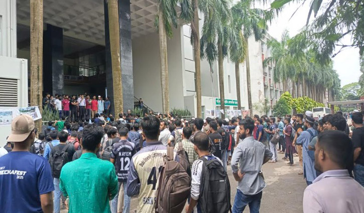 সমকামিতার অভিযোগে ডুয়েটের ৫ শিক্ষার্থী হল থেকে বহিষ্কার, বিক্ষোভ 