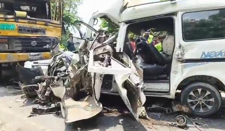 8 killed in Natore truck-microbus collision