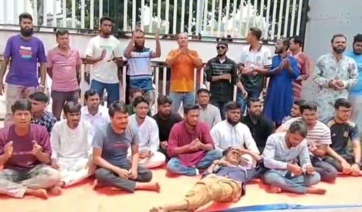 Protesters besiege Dinajpur Police super’s office