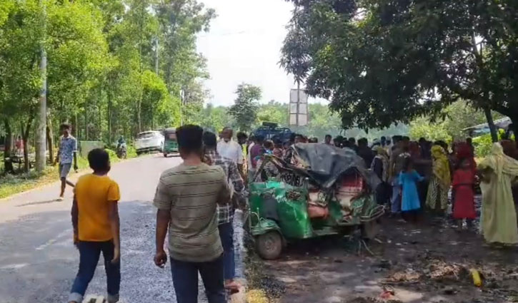 Covered van hits auto-rickshaw in Gazipur, 4 killed Covered van hits auto-rickshaw in Gazipur, 4 killed