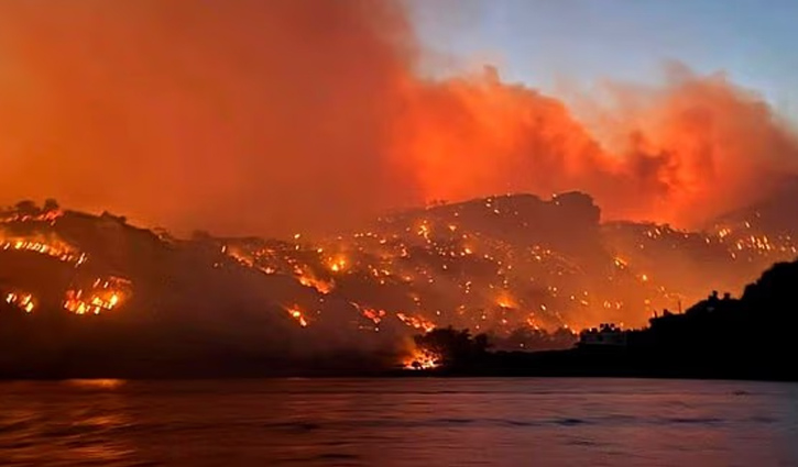 Wildfire erupts in Greece