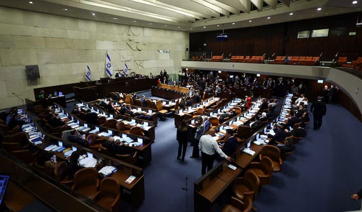 Netanyahu under mounting political pressure after party quits