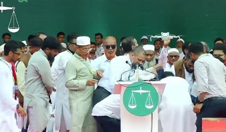 Jamaat Ameer falls sick on stage, completes speech sitting down 
