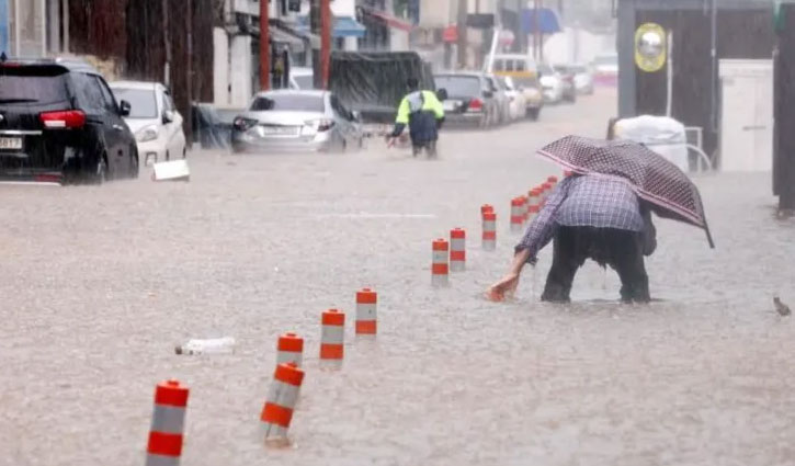 4 dead, 1,300 evacuated as heavy rains hit South Korea 4 dead, 1,300 evacuated as heavy rains hit South Korea