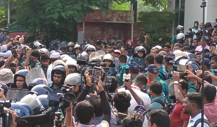 Two advisers, press secretary free after 5 hours of confined 