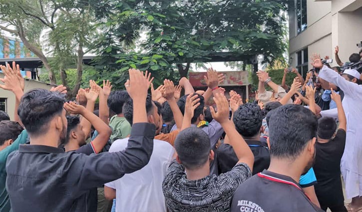 Two advisers face protest by students at Uttara