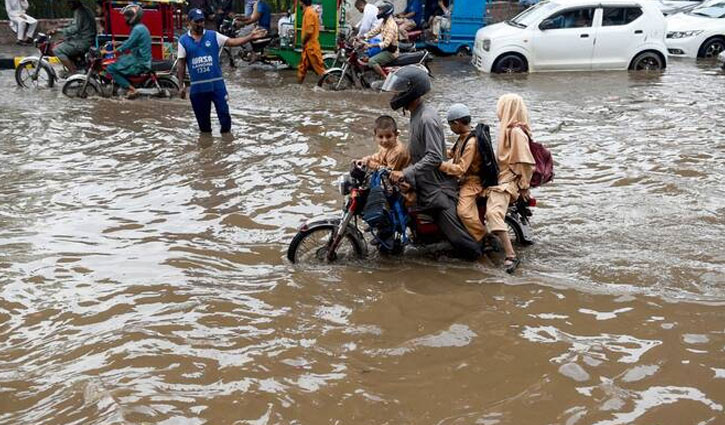 Flash floods leave 111 dead in Pakistan Flash floods leave 111 dead in Pakistan