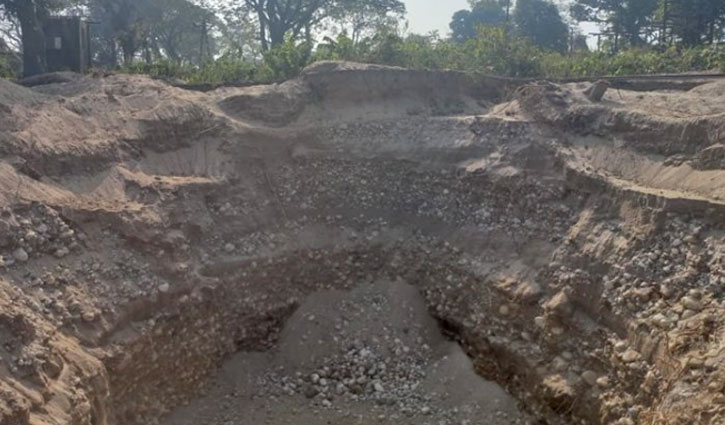 সিলেটে অবৈধভাবে পাথর উত্তোলন, মাটিচাপায় শ্রমিকের মৃত্যু