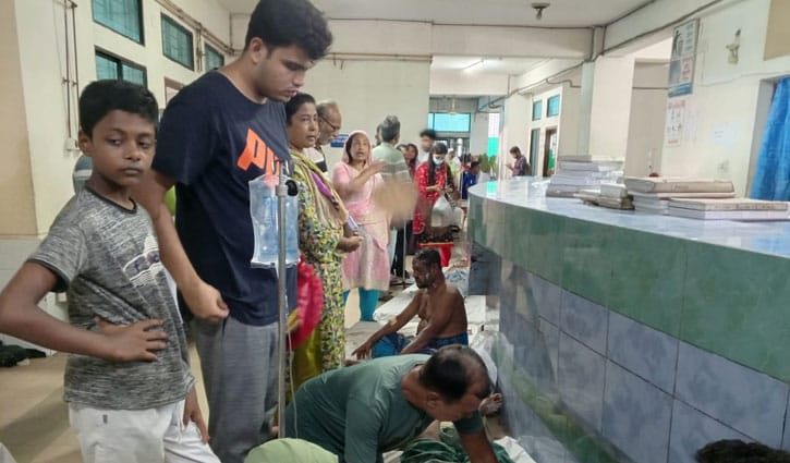 দিনাজপুরে গ্যাস সিলিন্ডার বিস্ফোরণে দগ্ধ ৮ দিনাজপুরে গ্যাস সিলিন্ডার বিস্ফোরণে দগ্ধ ৮
