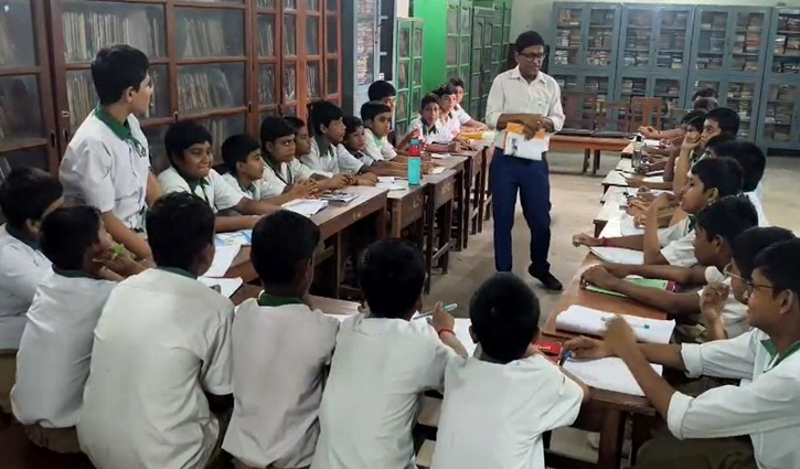 পশ্চিমবঙ্গের স্কুলে অভিনব উদ্যোগ ‘নো ওয়ান ব্যাকবেঞ্চার্স’