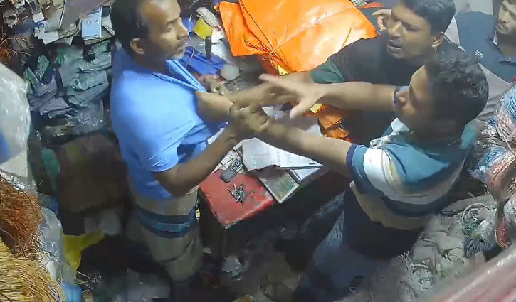 পাওনা টাকা চাওয়ায় মারধর, বললেন ‘আমি ওয়ার্ড যুবদলের সভাপতি, জানোস?’