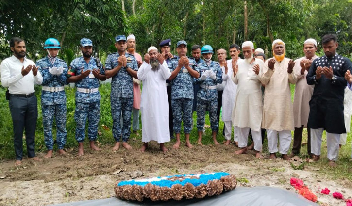 মাইলস্টোনের শিক্ষক মাসুকার কবরে বিমান বাহিনীর শ্রদ্ধা