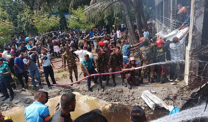 স্কুল ভবনে ক্লাস চলাকালে বিধ্বস্ত হয় প্রশিক্ষণ বিমান