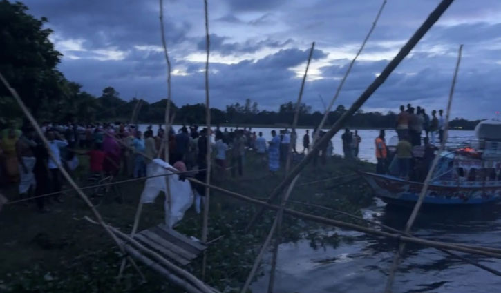 কালিয়াকৈরে মকস বিলে নৌকাডুবি, নিখোঁজ ৩