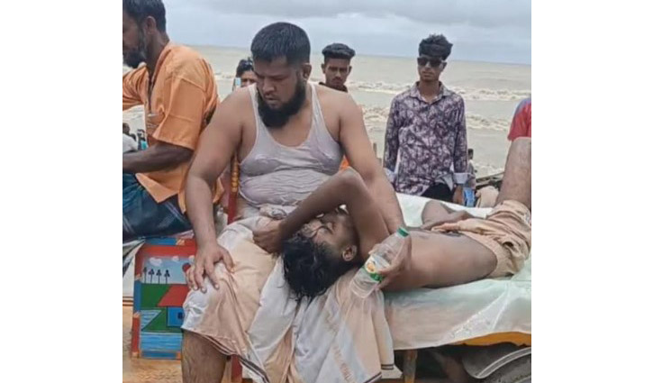 জেলের সাহসিকতায় প্রাণ বাঁচল পর্যটকের