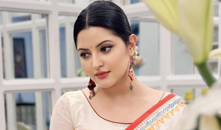 বিমান দুর্ঘটনার ভিডিও দেখে পরীমণির প্যানিক অ্যাটাক