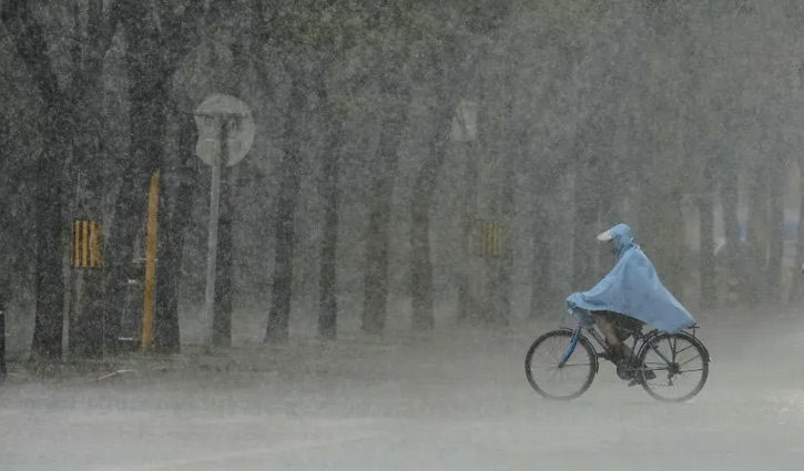 চীনে ভারী বৃষ্টিপাতে ৪ জনের মৃত্যু, ১১টি প্রদেশে বন্যার সতর্কতা জারি