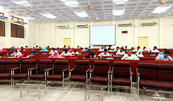 রাবির শিক্ষক নিয়োগে প্রথমবারের মতো লিখিত পরীক্ষা অনুষ্ঠিত