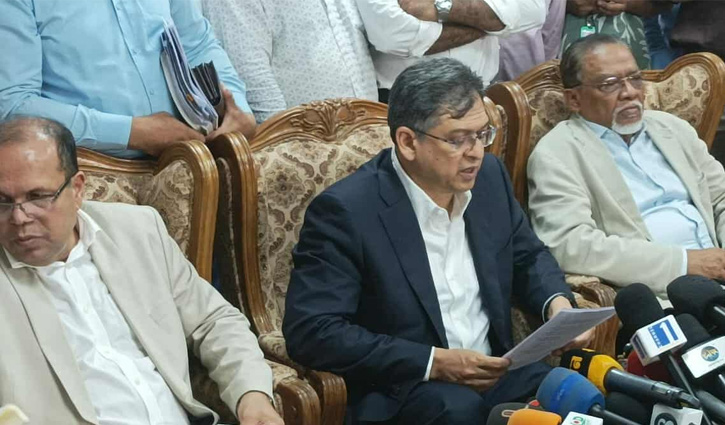 দলের প্রধান প্রধানমন্ত্রী হতে পারবেন না এমন প্র্যাকটিস দেখা যায় না