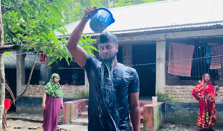 দুধ দিয়ে গোসল করে রাজনীতি ছাড়ার ঘোষণা ছাত্রলীগ নেতার