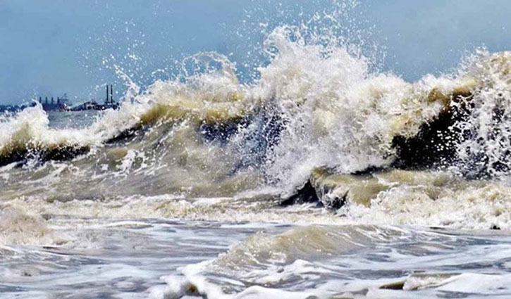 সাগরে ঢেউয়ের আঘাতে নৌকা থেকে পড়ে জেলে নিখোঁজ